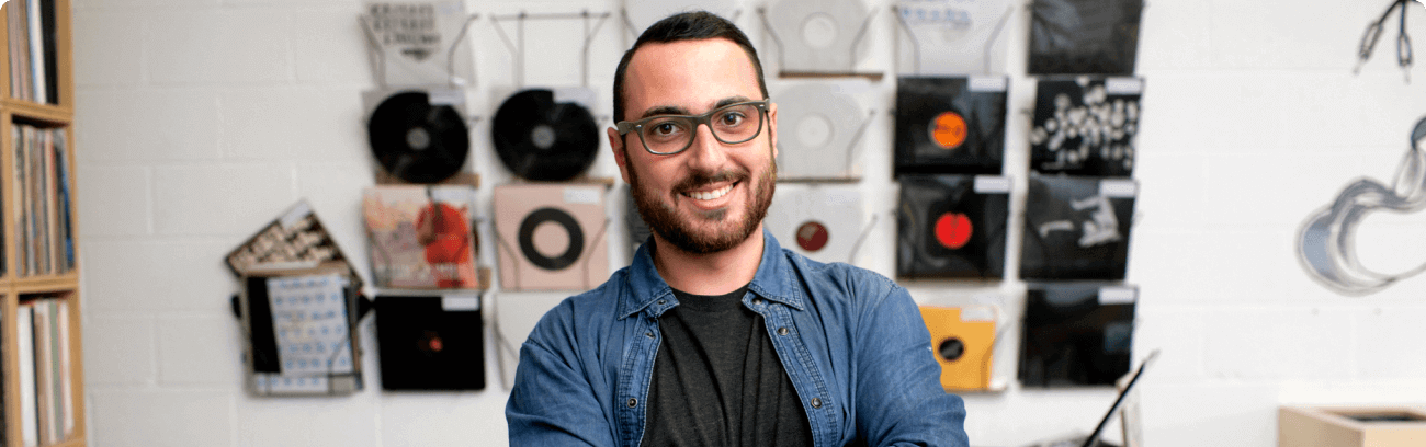 gülümseyen bir erkek görseli