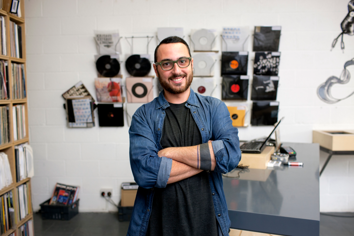 gülümseyen bir erkek görseli